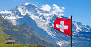 Berg und schweizer Flagge
