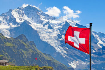 Berg und schweizer Flagge